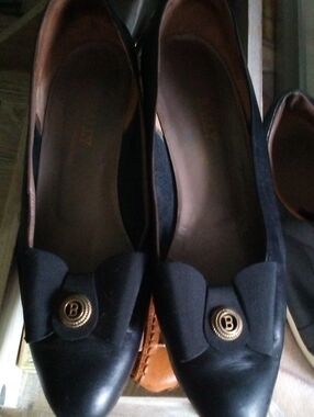 Black Women's Bow-Accent Leather Pumpsade Swizerland